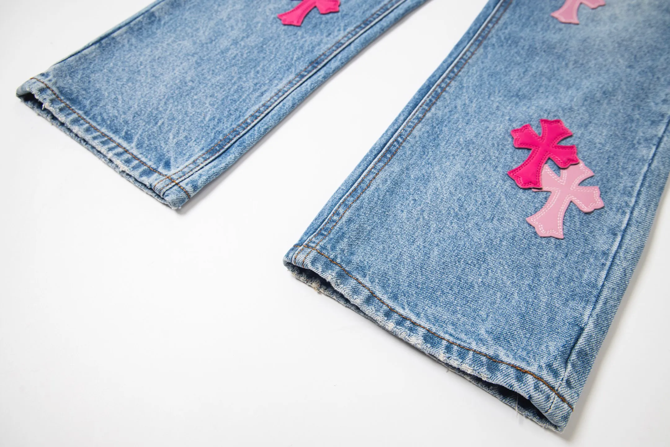 P270 💰 (Top version) Chrome Hearts 25FW CH Blue Pants Pink Leather Cross Bamboo Jeans. It adopts patchwork elements, mostly in the shape of a cross, with glitter on the leather surface. Unique design, simple and elegant details, exquisite workmanship, neat lines of the entire trousers, and perfect details! It’s so cool. It’s a genderless trend that both men and women can easily control. Look for the correct version. Color: blue pants and pink leather. Size: 28-30-32-34-36 (corresponds to S-M-L-XL-XXL)